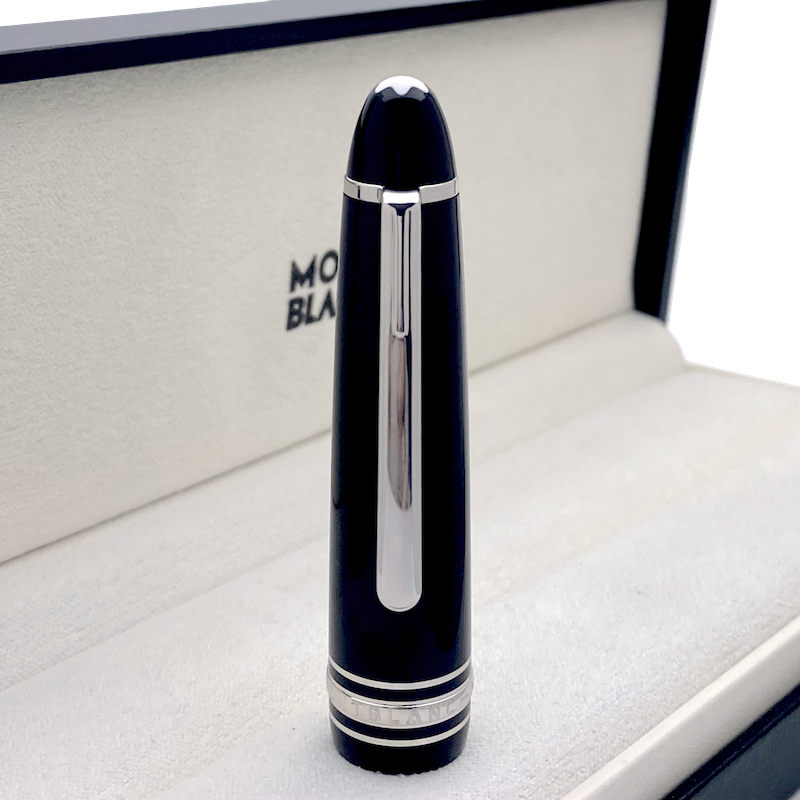 schwarze Füllfederhalter Kappe stehend in Montblanc Geschenkbox