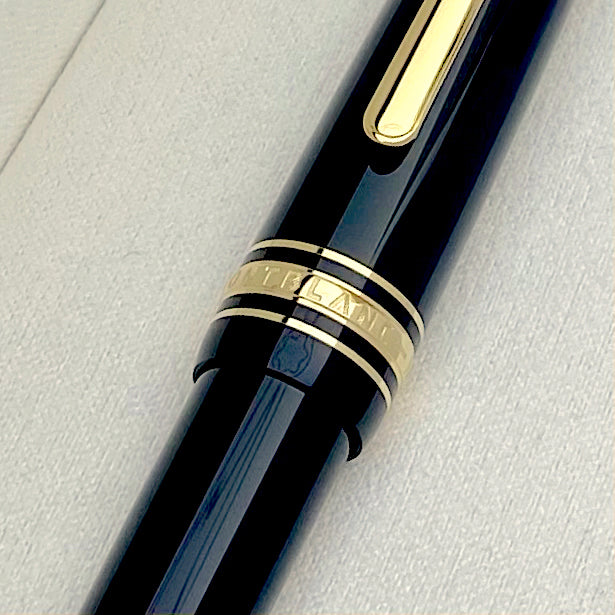 3 goldene Ringe mit Montblanc Schriftzug