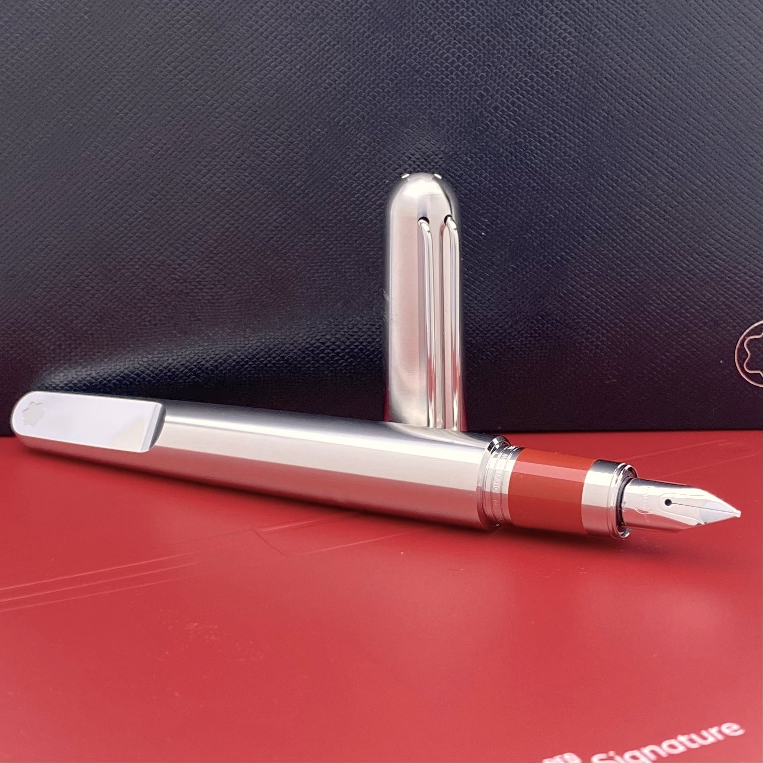 silberner Montblanc Füllfederhalter geöffnet auf Originalverpackung
