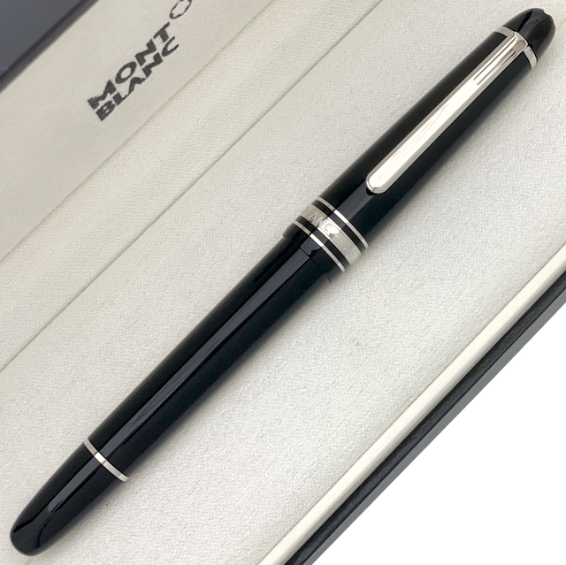 schwarz silberner Montblanc Füllfederhalter in Box liegend