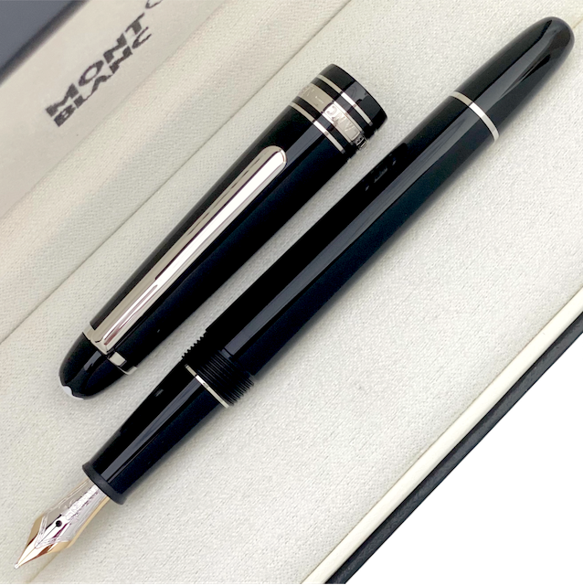 schwarz silberner Montblanc Füllfederhalter, geöffnet in Box liegend