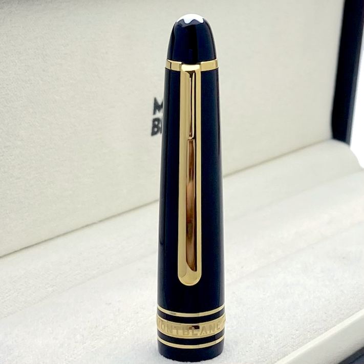 Schwarze Kappe mit goldenem Clip