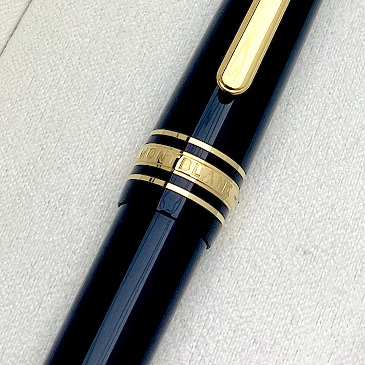 drei goldene Ringe mit Montblanc Schriftzug