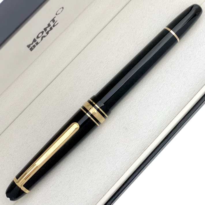 schwarz goldener Montblanc Füllfederhalter geschlossen in Originalverpackung - gedreht