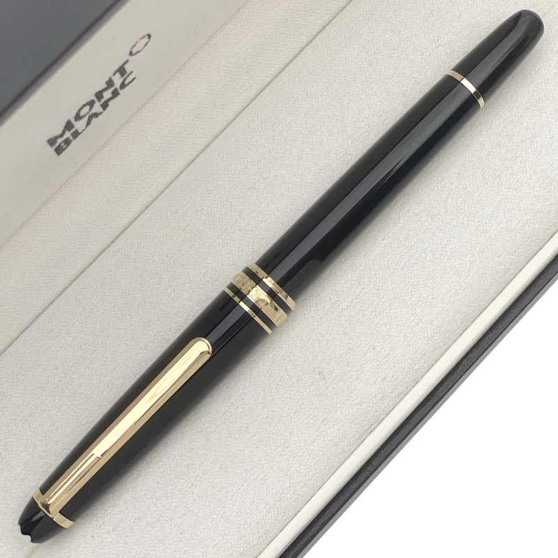 schwarz goldener Rollerball in Originalverpackung liegend, geschlossen, gedreht