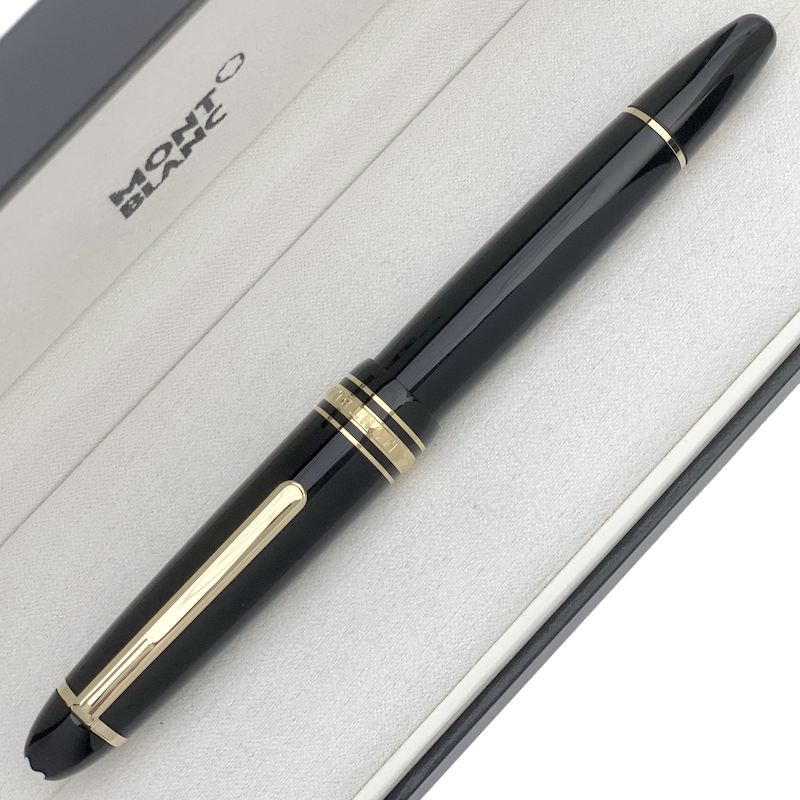 Schwarz goldener Montblanc Füllfederhalter in Originalverpackung geschlossen liegend, gedreht