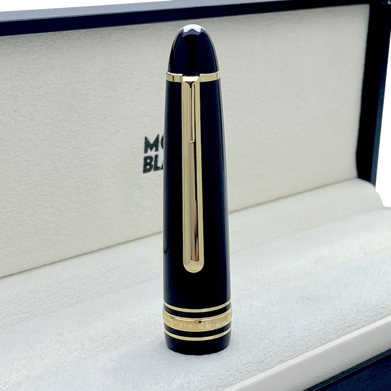 schwarze Schraubkappe mit goldenem Clip