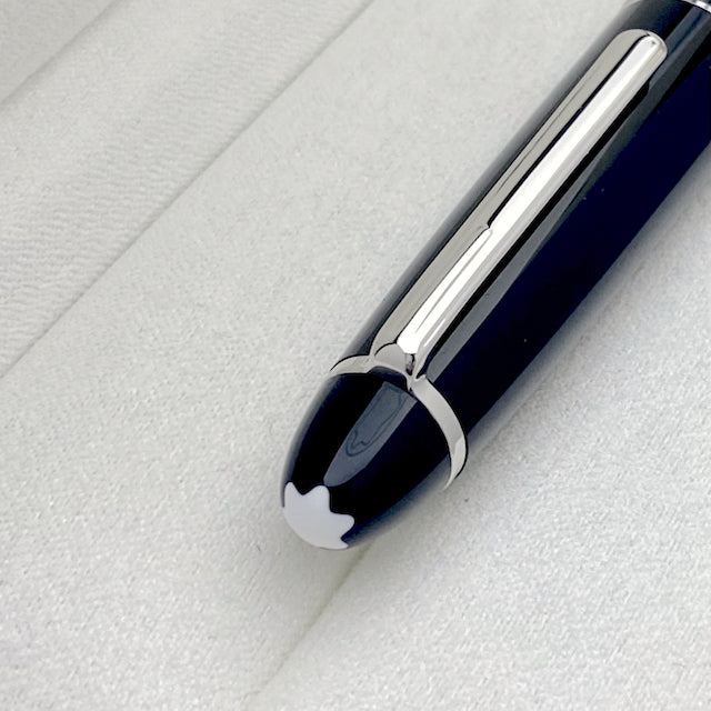 schwarzer Kappenkopf mit Montblanc Emblem und silberner Clip