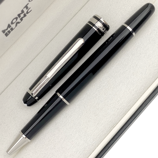 schwarzer Montblanc Rollerball auf Samt-Untergrund