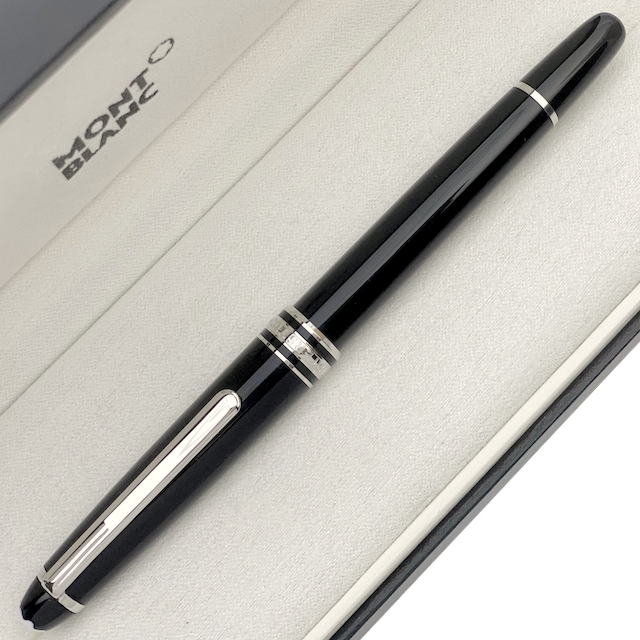 schwarzer Montblanc Rollerball mit geschlossener Kappe gedreht