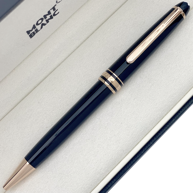 schwarzer Montblanc Kugelschreiber mit rot goldenen Beschlägen in Originalbox liegend