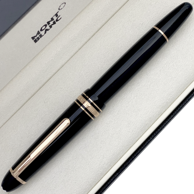 schwarzer Montblanc Rollerball mit rot vergoldeten Beschlägen in Box liegend, geschlossen, gedreht
