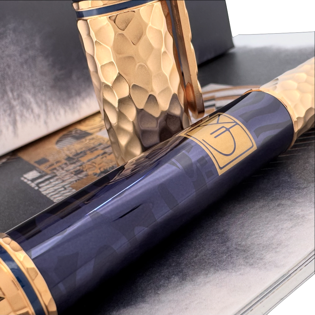 blauer Korpus des Klimt 4810 Füllfederhalters sowie gehämmerte Details der Kappe in einer Detailansicht