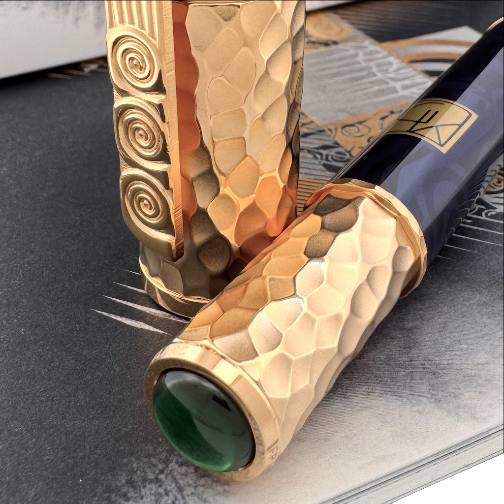 grüner Spinel am Korpusende des Füllfederhalters