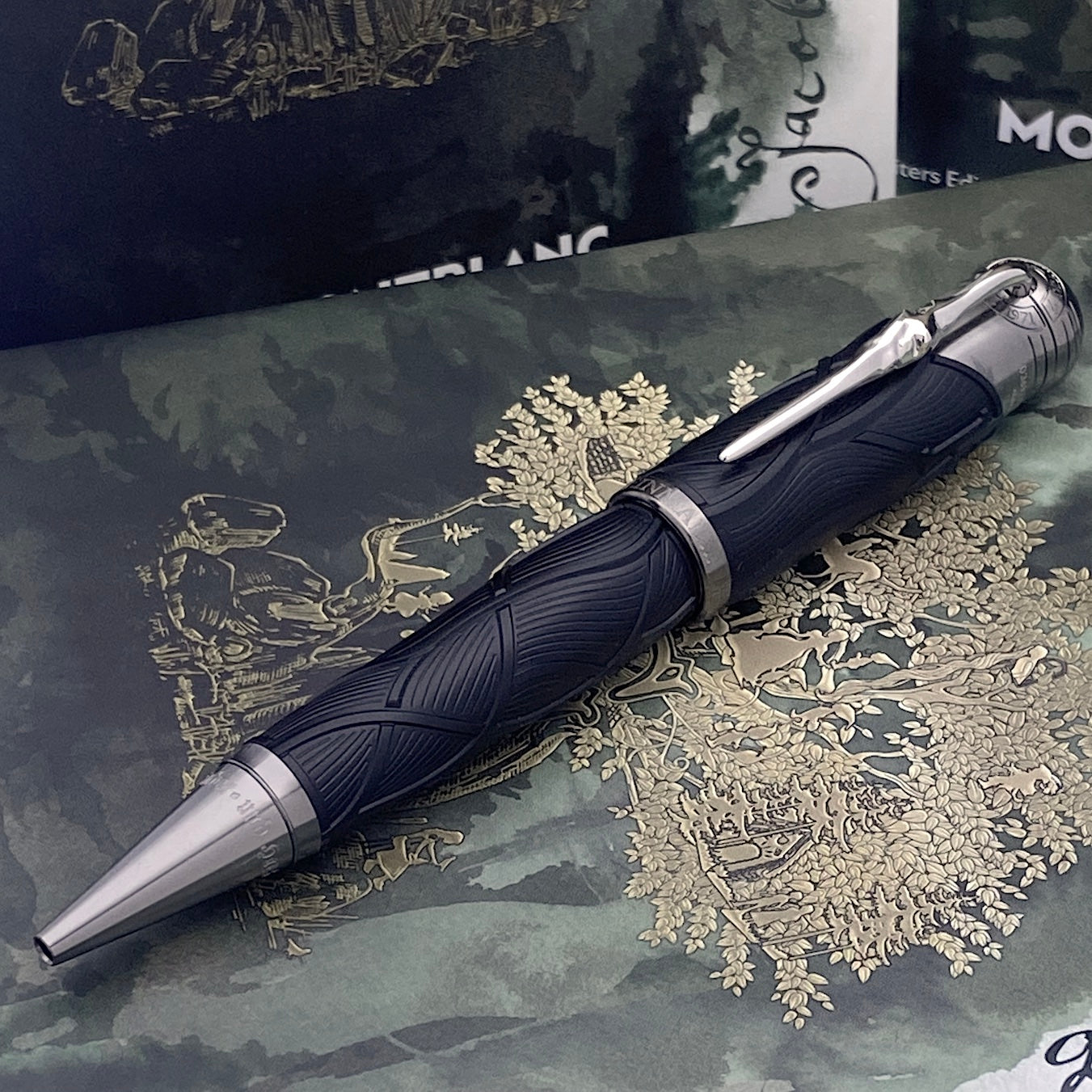 schwarzer Montblanc Grimm Kugelschreiber liegen auf Originalverpackung
