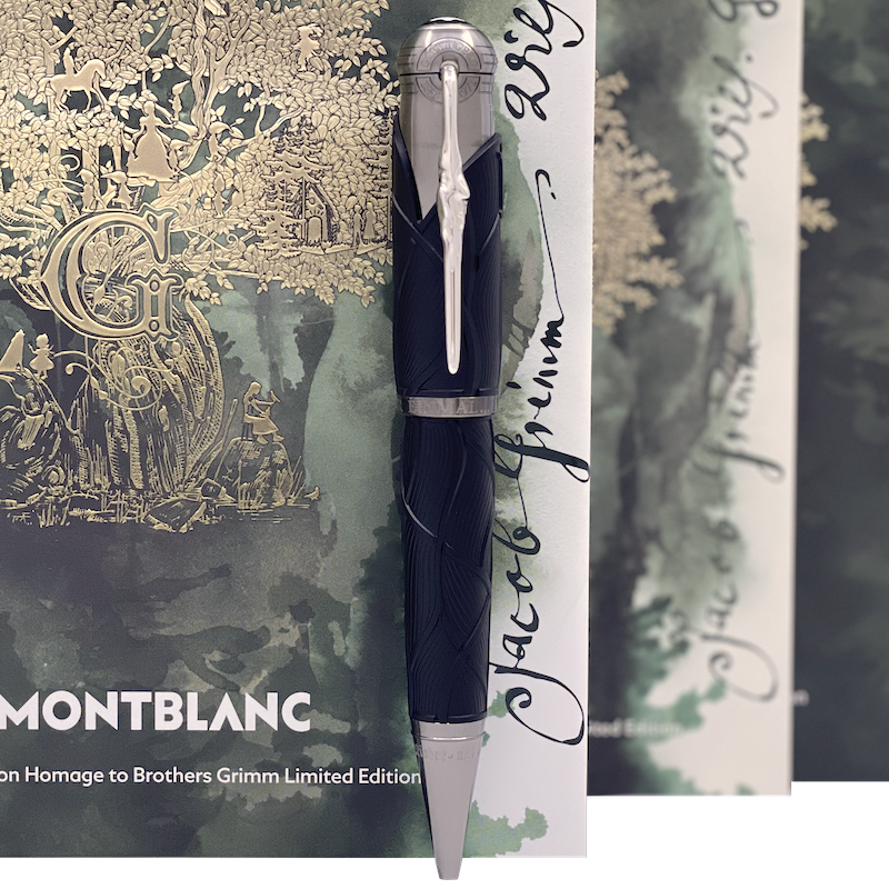 Montblanc Grimm Kugelschreiber stehend vor Originalverpackung