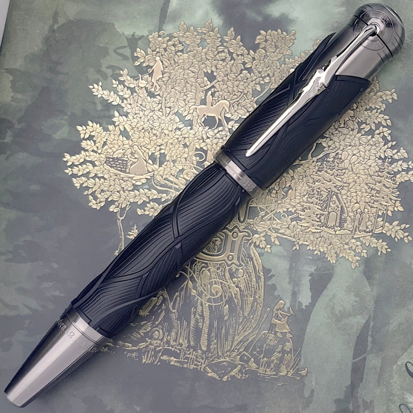 Grimm Rollerball geschlossen auf Buchbox liegend