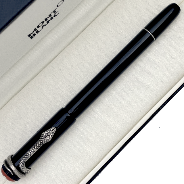 schwarzer Montblanc Rollerball mit Schlangenclip gedreht