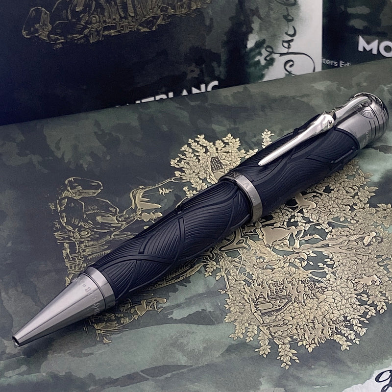 schwarzer Montblanc Grimm Kugelschreiber liegen auf Originalverpackung