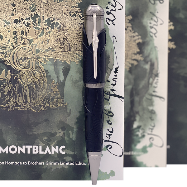 Montblanc Grimm Kugelschreiber stehend vor Originalverpackung