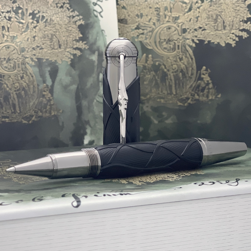 schwarzer Tintenschreiber mit abnehmbarer Schraubkappe
